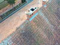 Widok starego dachu zdunowskiej plebanii okiem drona '2024